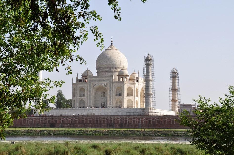 Se Taj Mahal fra den anden side af floden ved Moonlight Garden