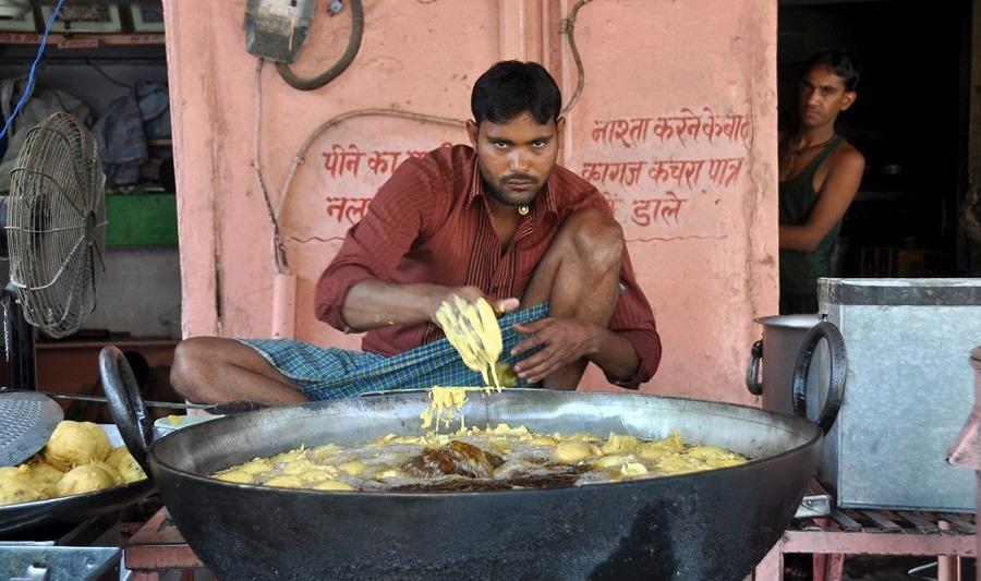 indien mand laver mad i olie