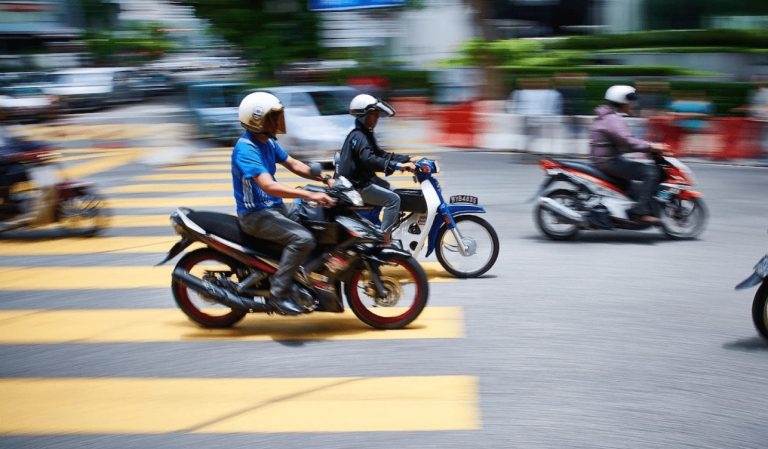 Kunsten at kore sikkert pa motorcykel i Sydostasien